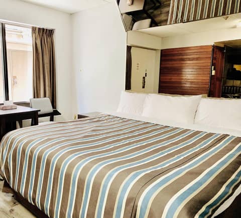 Deluxe Inn — photo 9