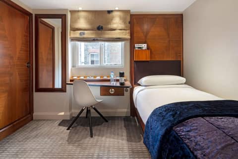 Radisson Blu Hotel London Tottenham Court Road — hotel reception