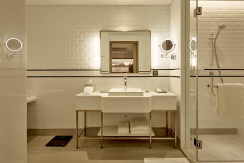 Montien Hotel Surawong Bangkok — bathroom