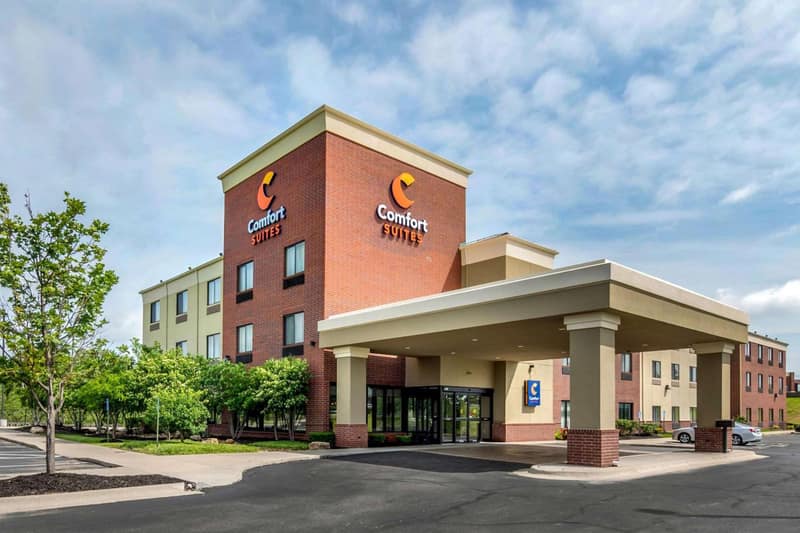 Comfort Suites Speedway - Kansas City — building