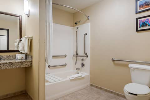 Comfort Suites Speedway - Kansas City — photo 4