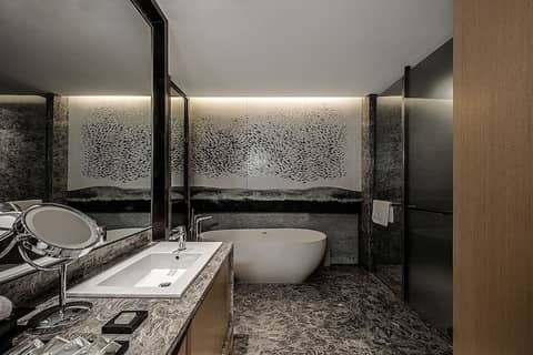 Hui Hotel — bathroom