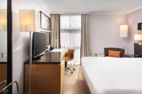 Hilton London Kensington Hotel — hotel room