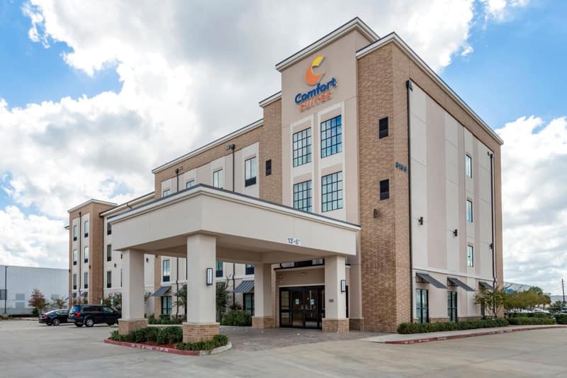 Comfort Suites Near Sam Houston Race Park — building