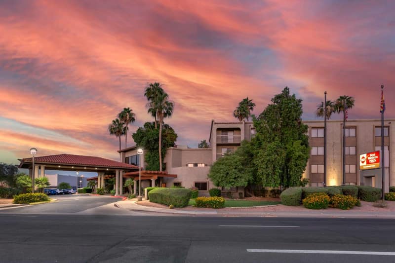 Best Western Plus Scottsdale Thunderbird Suites — building