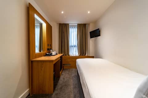 Central Park Hotel — hotel room
