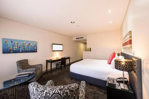 Calamvale Hotel Suites and Conference Centre — hotel room