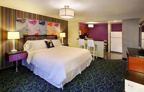 7 Springs Inn & Suites — hotel room