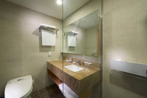 Benikea Jungmun Hotel — bathroom
