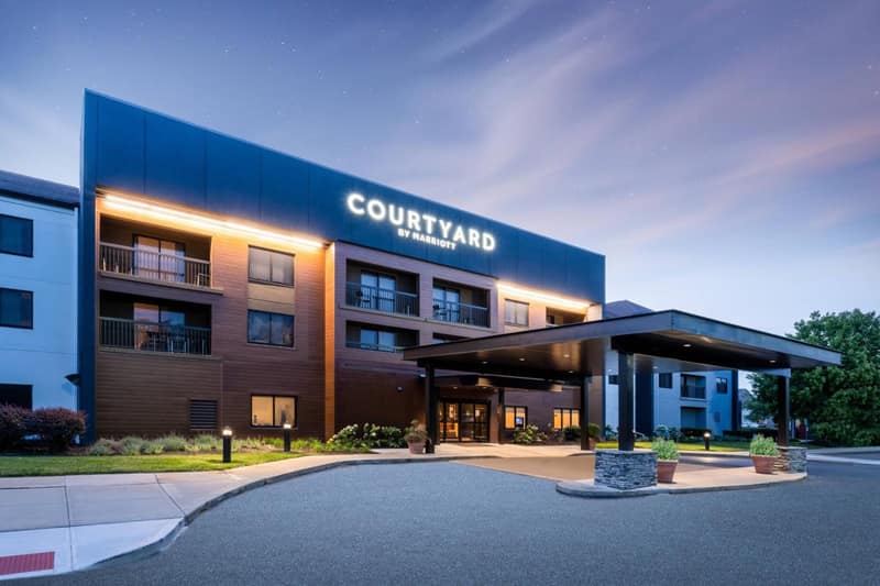 Courtyard Columbus Airport — building