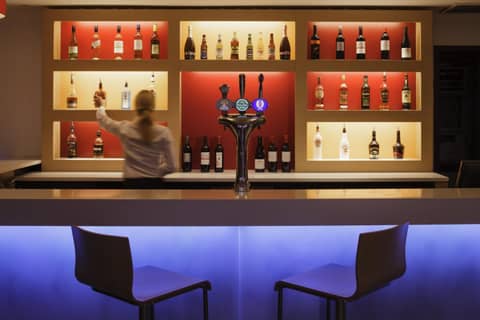 ibis London Docklands Canary Wharf — bar