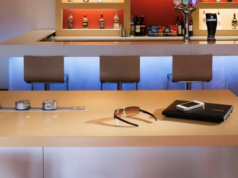ibis London Docklands Canary Wharf — bar
