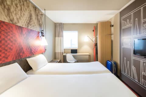 ibis London Docklands Canary Wharf — hotel room