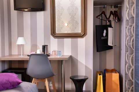 Hôtel de Genève — hotel room