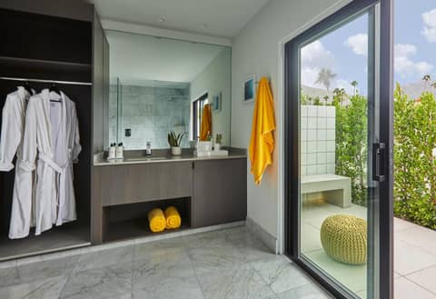 Twin Palms Resort - A Gay Men's Resort — bathroom
