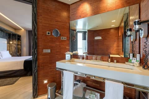 Hotel Maydrit Airport — bathroom