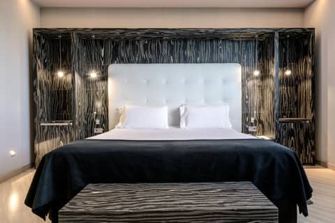 Hotel Maydrit Airport — hotel room