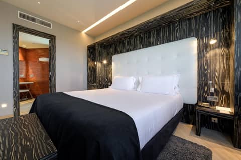 Hotel Maydrit Airport — hotel room
