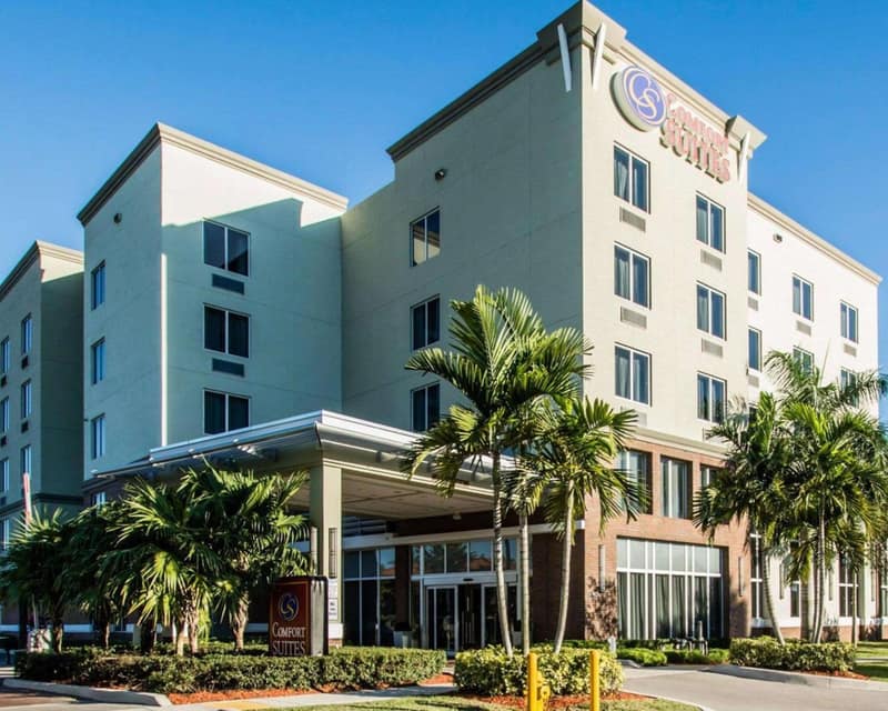 Comfort Suites Miami Airport North — building