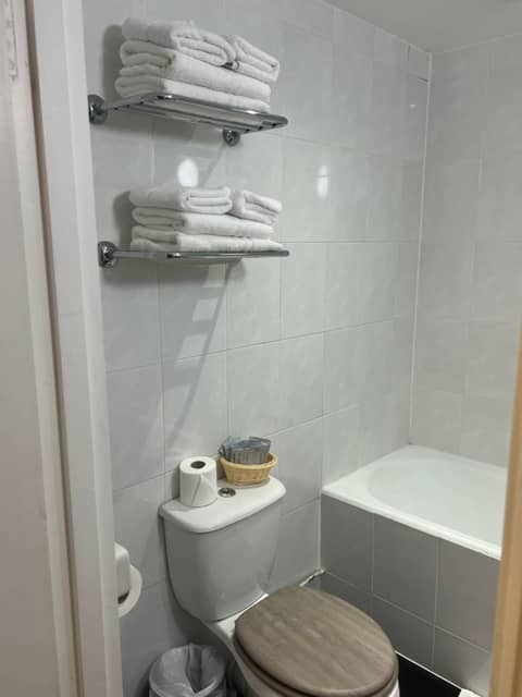Gresham Hotel — bathroom