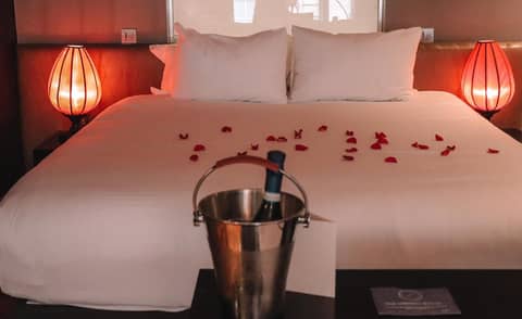 Le Monde Hotel — bedroom