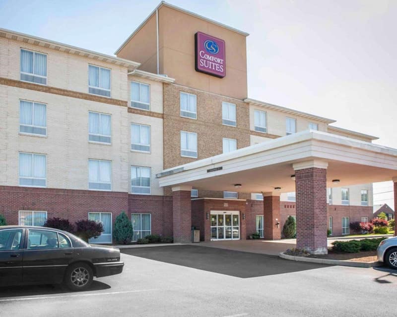 Comfort Suites Southport — building