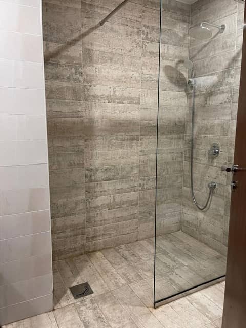 Grand Tourist Hotel — bathroom