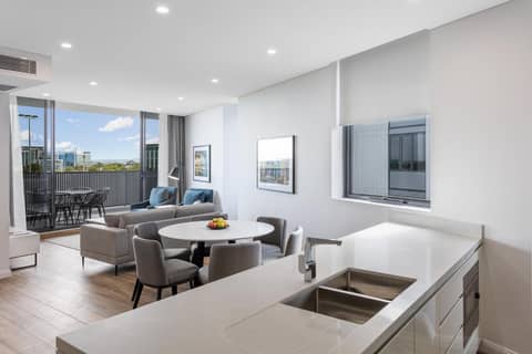 Meriton Suites Sydney Airport — hotel room