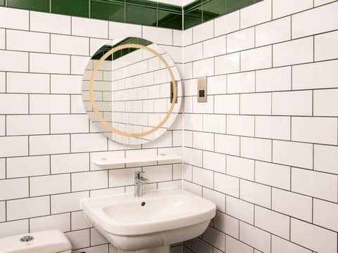 ibis Styles London Gloucester Road — bathroom