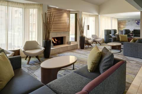 Courtyard by Marriott Indianapolis Airport — lounge