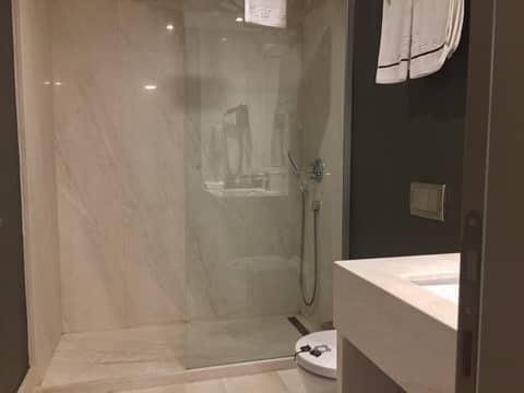 Taksim Gonen Hotel — bathroom