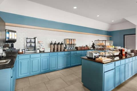 Country Inn & Suites by Radisson, Kansas City at Village West, KS — photo 2