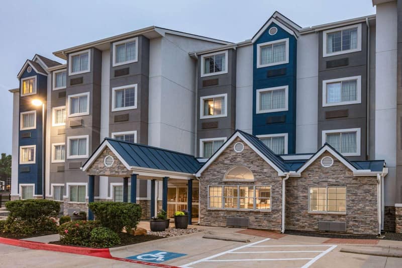 Microtel Inn & Suites by Wyndham Austin Airport — building