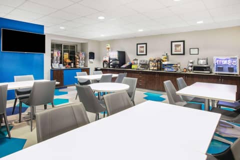 Microtel Inn & Suites by Wyndham Austin Airport — photo 4