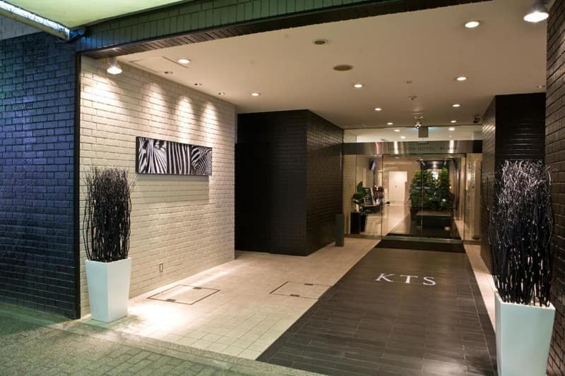 Hamilton Hotel Black — building