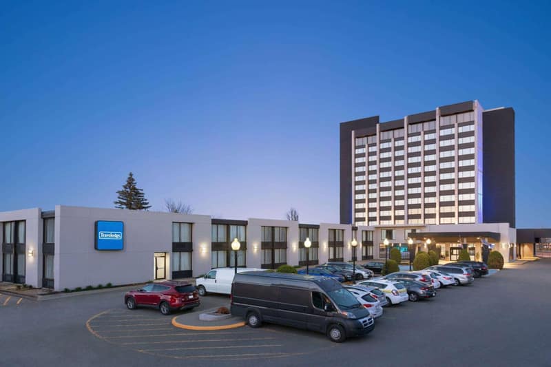 Travelodge by Wyndham Quebec City Hotel & Convention Centre — building