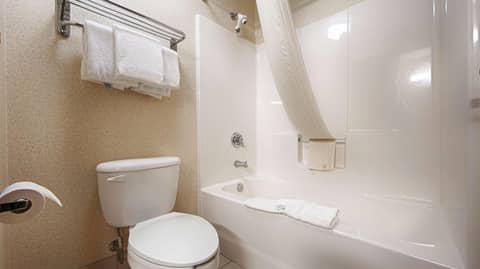 Best Western Columbus Airport — bathroom