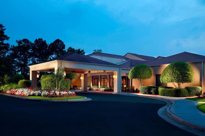 Courtyard by Marriott Savannah Midtown — building