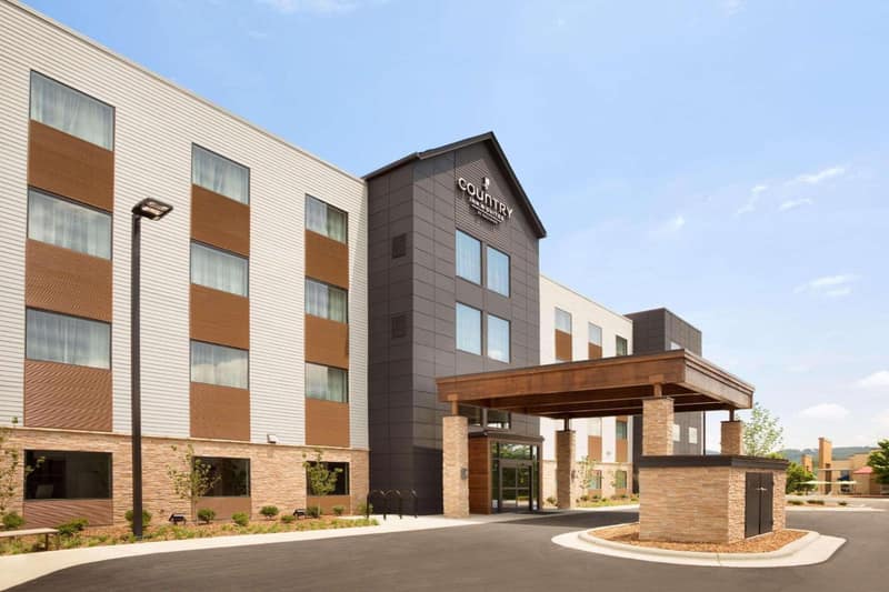 Country Inn & Suites by Radisson Asheville River Arts District — building