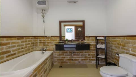 La Villa du Bonheur — bathroom