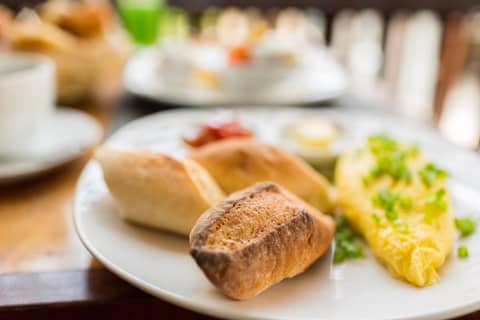 La Villa du Bonheur — dining