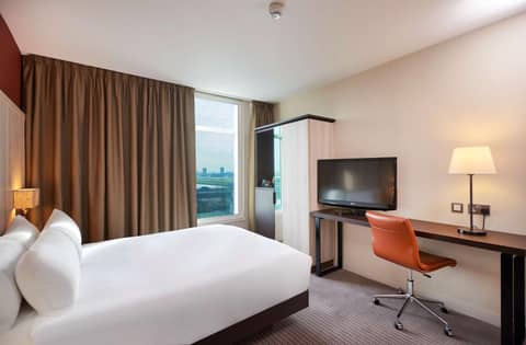 DoubleTree By Hilton London Excel — hotel room
