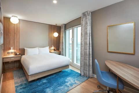 DoubleTree By Hilton London Excel — hotel room