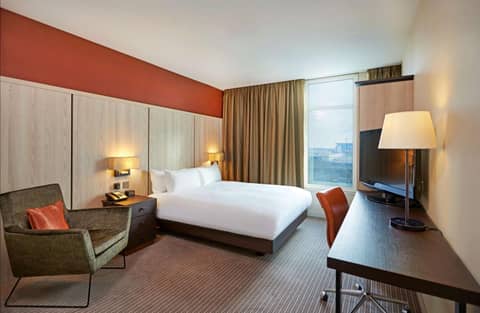 DoubleTree By Hilton London Excel — hotel room
