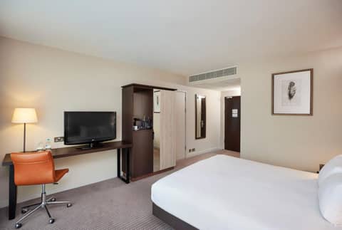DoubleTree By Hilton London Excel — hotel room